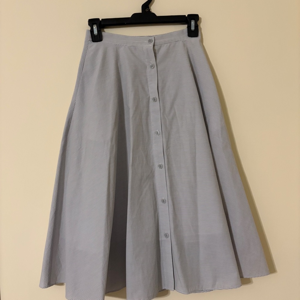 Uniqlo Gray and White Buttoned Down Stripped Skirt Size Small with Pockets